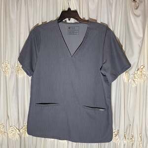 FIGS Casma Three-Pocket V-Neck Scrub Top in Graphite